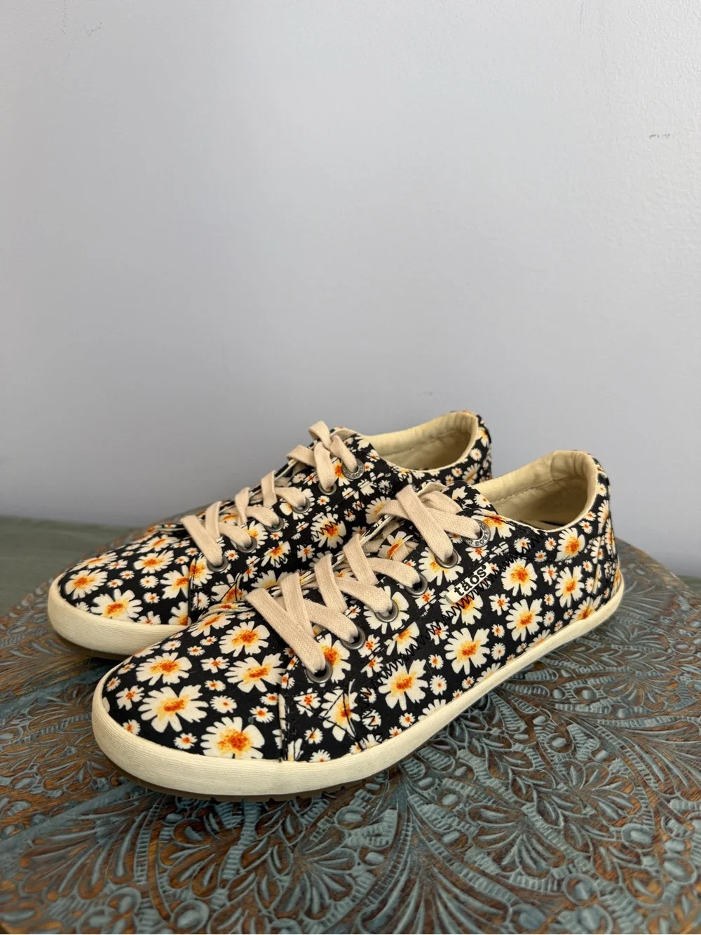 Like new! Taos Star Daisy Print Sneakers Size 8